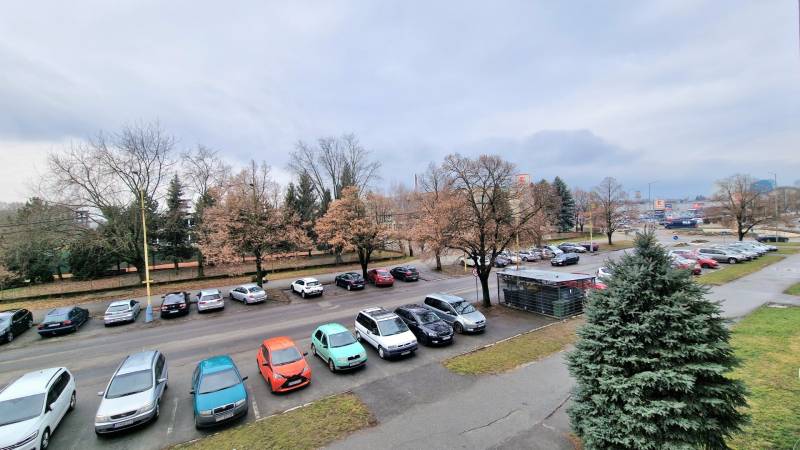 Okolie – škola a nákupné centrum Záber na blízku občiansku vybavenosť v pešej dostupnosti do 100 metrov.jpg