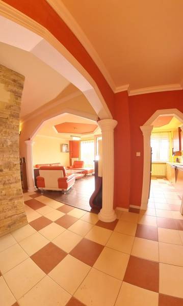 Vstupná chodba bytu Priestranná vstupná časť prepájajúca jednotlivé miestnosti bytu. jpg