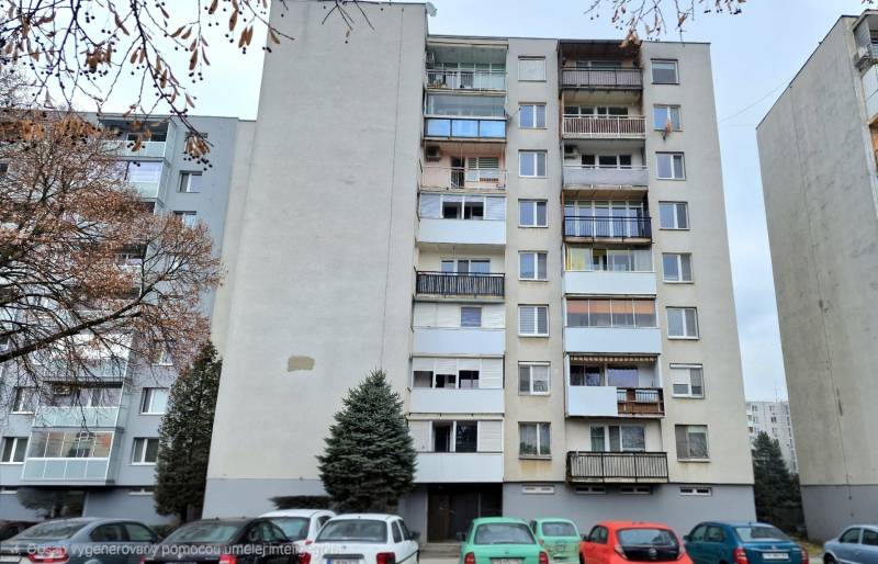 Exteriér bytového domu Pohľad na bytový dom na Komenského ulici s dostupným parkovaním a upraveným okolím.jpg