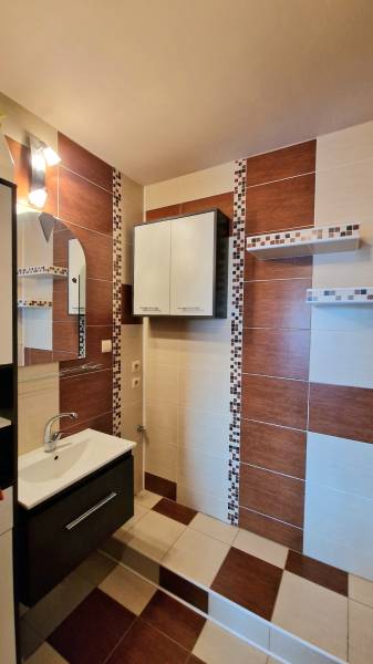  Kúpeľňa po modernizácii s funkčným riešením hygienického priestoru.jpg